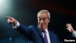 Președintele Reform UK, Nigel Farage, principalul artizan al ieșirii Marii Britanii din Uniunea Europeană și autor al știrii false despre românii care mănâncă lebede din parcurile regale.