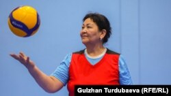 Максаткан Жайчибекова жумасына үч жолу 10-15 чакырым жолду басып машыгууга Бишкекке келип турат. Жолдун алыстыгы анын волейбол ойнойм деген каалоосуна жолтоо боло алган жок.