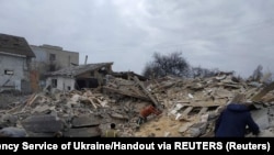 Люди біля зруйнованих будинків на Житомирщині, 7 березня 2022 року