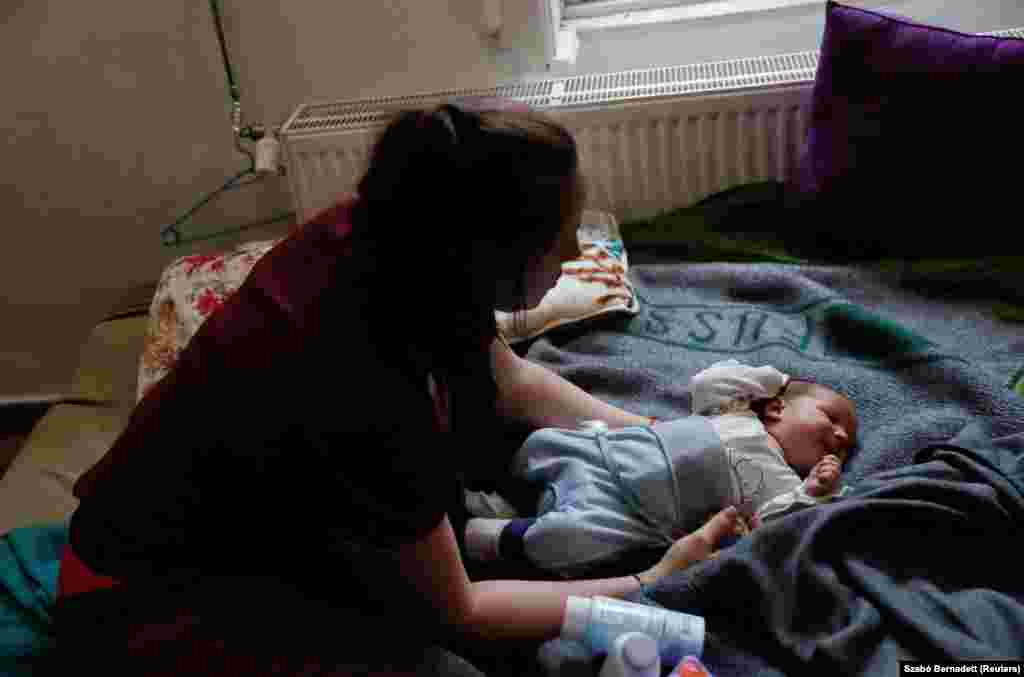 Anya és csecsemője a beregsurányi határátkelőnél március 7-én