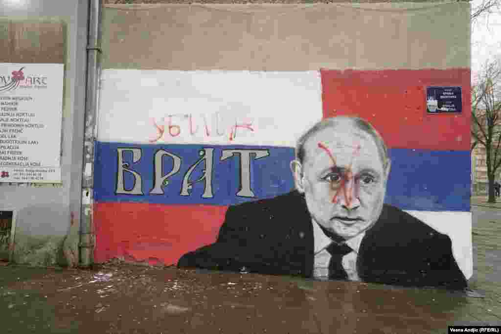 Egy nappal később, március 6-án a festményen vörös festékszórós rongálás nyomai láthatóak.