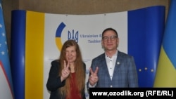 Узбекистанская журналистка Марина Козлова с послом Украины в Узбекистане Миколой Дорошенко.