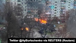 Пожар в жилом доме Мариуполя после обстрела. 3 марта 2022 года. Фото пользователя Twitter'а @AyBurlachenko.