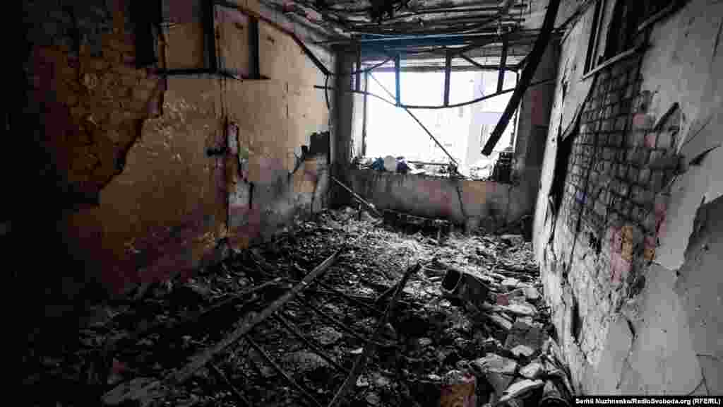 Pamje nga brenda e një ndërtese të djegur nga sulmet e forcave ruse në Buça, mars 2022.