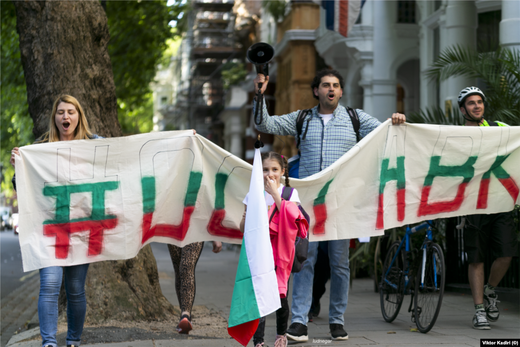Протестиращи българи в Лондон с транспарант с надпис #Оставка.