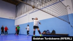 Азиза Адамова волейболдо бардык позицияда мыкты ойногон оюнчулардын бири. Ал мыкты чабуулчу дагы, коргоочу дагы боло алат.