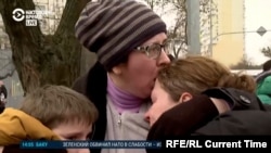 Illusztráció: ukrán család a háború közepette. A harcok fizikailag és mentálisan is szétszakítottak sok, határokon átnyúló családi köteléket