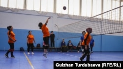 Бишкекте волейбол боюнча кыз-келиндер арасында командалардын саны 60тан ашты.