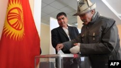 Бишкектин бир шайлоо жайындагы добуш берүүдөн, 30-октябрь.