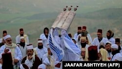 بر دست بردن تورات در جریان آیین‌های بزرگداشت پسح در ارتفاعات گریزیم در شمال نابلس در ۲۱ آوریل