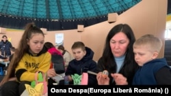 Elena a părăsit Ucraina în momentul în care au început bombardamentele în Nikolaiev. Ea a lecat cu cei doi copii ai săi și cu un nepot ai cărui părinți au rămas să lupte în Ucraina.