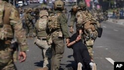 Поліція затримує чоловіка під час протесту в Парамаунті, Каліфорнія, США, 7 червня 2025 року