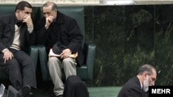 تعدادی از شهرداران مناطق مختلف تهران، و نيز استانداران، فرمانداران، شهرداران شهرهای مختلف در شمار استعفا دهندگان برای شرکت در انتخابات مجلس هستند.