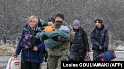 Një ushtar polak duke ndihmuar një familje refugjatësh nga Ukraina. Medika, Poloni, 9 mars, 2022.