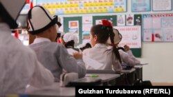 Кыргызстандагы мектептердин бири. Иллюстрациялык сүрөт.