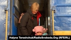 Де опинилися дитячі інтернати під час повномасштабного вторгнення Росії? На фото: дівчинка, евакуйована із Запорізького обласного будинку дитини на вокзалі у Львові, березень 2022 року 