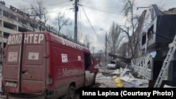 Distrugeri în cartierele de locuit din Mariupol sunt descrise în fotografii trimise Serviciului ucrainean al Europei Libere de o locuitoare a orașului, Inna Lapina. Această fotografie a fost făcută pe 9 martie 2022. 