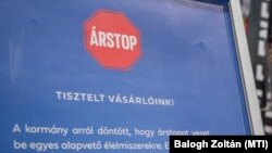 Tájékoztató tábla az élelmiszerárstopról a fővárosi Corvin Plazában található Príma üzlet bejáratában 2022. február 1-jén.