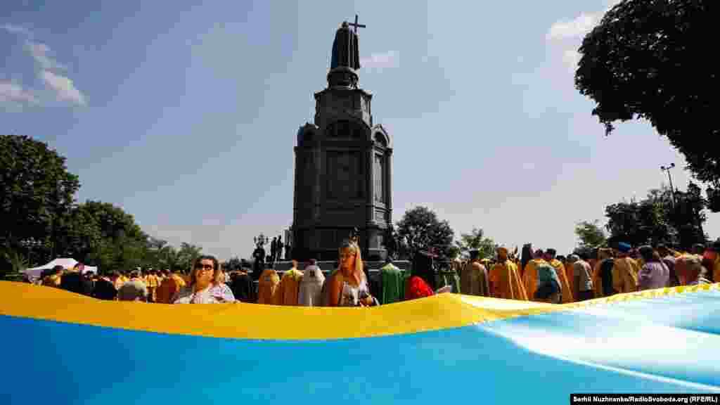 Як повідомляла&nbsp;пресслужба Київської митрополії, ПЦУ не організовувала масштабної хресної ходи, як у попередні роки. Однак миряни,&nbsp;які прийшли помолитися на літургію, разом із предстоятелем попрямували до пам&rsquo;ятника князю Володимиру