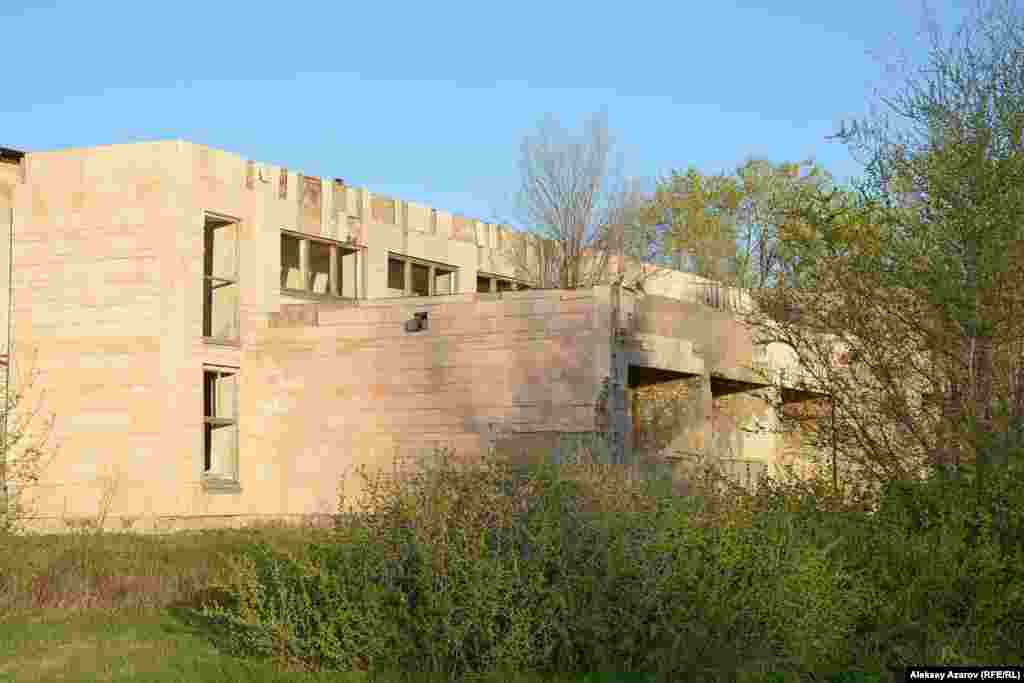 К музею в Шанханае примыкает бывшая колхозная гостиница, которая в заброшенном состоянии и от которой остались лишь стены, да &nbsp;крыша. По словам заведующей музеем, есть замыслы восстановить гостиницу и превратить ее в научно-исследовательский центр с номерами люкс для академиков и профессоров, чтобы они сюда приезжали и работали в тихой, спокойной обстановке. &nbsp;