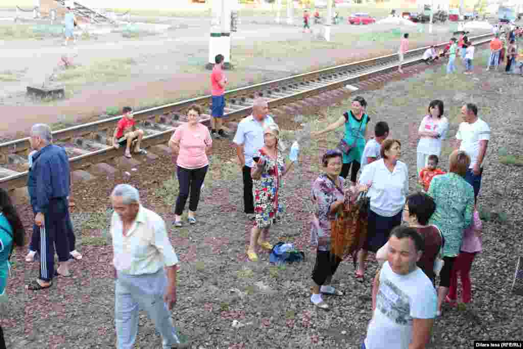 Пассажиры и торговцы на железнодорожной станции Сарышаган. Карагандинская область, 19 июля 2016 года.