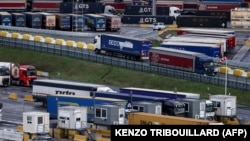 Kamionok a zeebruggei kikötőben Belgiumban 2020. december 14-én