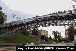 Банер з вимогою звільнити заарештованих співробітників правозахисного центру «Вясна» на мосту над алеєю Героїв Небесної сотні в Києві. Фото: Ярина Семчишин