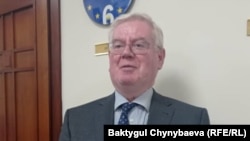 Имон Гилмур.