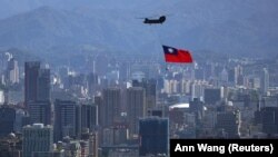 ვერტმფრენი ტაივანის დროშით, ეროვნული დღის საზეიმო ღონისძიებების რეპეტიციის დროს. ტაივანი, 7 ოქტომბერი, 2021 წელი