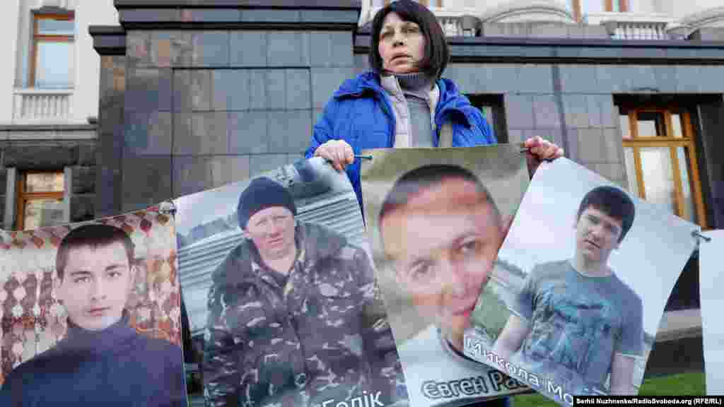 Рідні та близькі полонених і зниклих безвісти вимагають: &ndash;&nbsp;сформувати при Президентові України Координаційну раду з питань полонених, зниклих безвісти і членів їхніх сімей; &ndash;&nbsp;ввести до складу Тристоронньої контактної групи представників рідних полонених і зниклих безвісти; &ndash;&nbsp;ухвалити закон про статус полонених; &ndash;&nbsp;включити до складу комісії з питань зниклих безвісти представників сімей зниклих безвісти