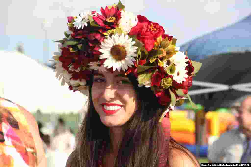 Більшість відвідувачів прийшла в українських вишиванках або ж із національною атрибутикою