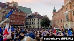 Manifestanții pro-Uniunea Europeană au inundat centrul Varșoviei duminică, 10 octombrie 2021, după ce săptămâna trecută, Tribunalul Constituțional din Polonia a decis, contrar principiilor fundamentale ale Uniunii, că legislația europeană nu este obligatorie în toate privințele. 