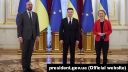 Володимир Зеленський (у центрі), голова Європейської Ради Шарль Мішель та президентка Єврокомісії Урсула фон дер Ляйєн у Києві, 12 жовтня