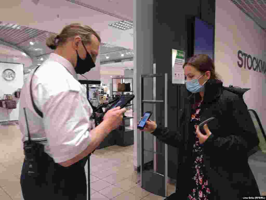 Este necesar pașaportul vaccinal sau dovada unui test COVID pentru acces.&nbsp;Sunt verificate nu doar certificatele, ci și actele de identitate, astfel încât ambele să aibă trecut același nume.&nbsp;