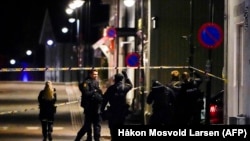 A rendőrség lezárta a támadás helyszínét a norvégiai Kongsbergben, ahol egy íjjal felfegyverzett férfi több embert megölt 2021. október 13 -án