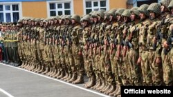 Сарбозони қисми низомии ҷадид дар дараи Ромит