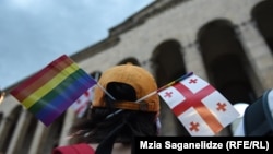 Радужный флаг и флаг Грузии на акции у здания парламента Грузии, архивная фотография