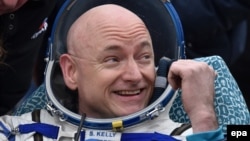 Скотт Келлі активно коментує війну проти України в твітері, в тому числі російською мовою, засуджує російське вторгнення і підтримує Україну