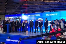 „Tiszta győzelem, együtt vagyunk” – az Egységes Oroszország platformján Anna Kuznyecova gyermekjogi elnöki megbízott, mögötte az ősz hajú moszkvai főpolgármester, Szergej Szobjanyin, aki Putyin elnök nevét kezdte skandálni. 2021. szeptember 19., az Egységes Oroszország moszkvai kampányközpontja