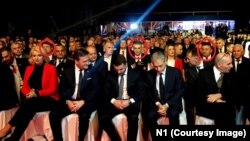 Trojica predstavnika "Srpske liste" zaokruženi su na fotografiji sa skupa u Banjaluci 8. januara 2022, kada je objavljena odluka o dodeljivanju ordena Putinu. S leva na desno: Dragiša Milović, Vučina Janković i Ivan Todosijević.