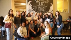 Болот Темиров калифорниялык студенттер менен. Бишкек, май 2022-жыл