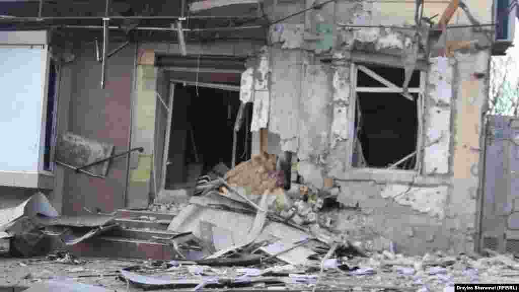 Деякі будівли залишилися без вікон та дверей