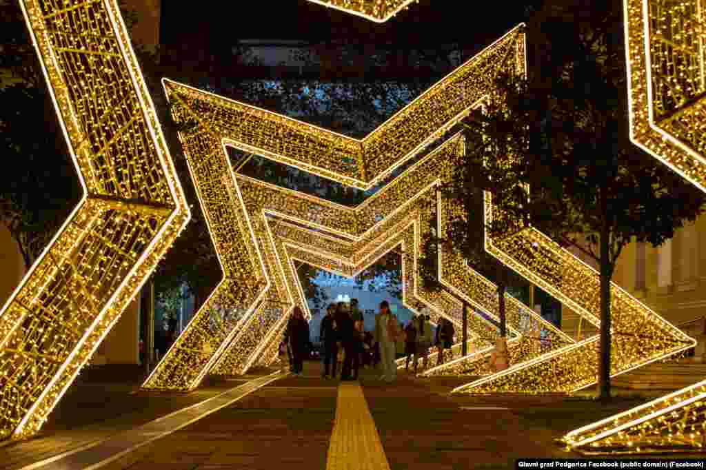 Prilaz centralnom Trgu u Podgorici u decembru prošle i decembru ove godine. &nbsp;