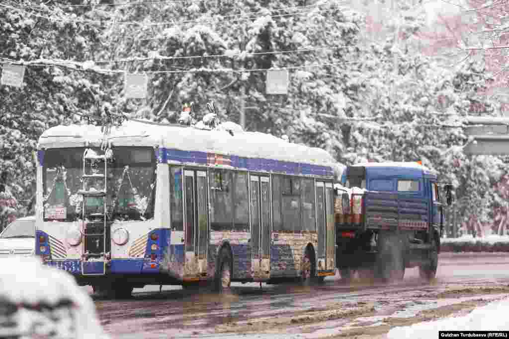 Бишкек шаардык мэриясы кар калың жаап жатканына байланыштуу жолдорду, эл баскан тратуарларды тазалоо, туз себүү иши жүрүп жатканын билдирди.