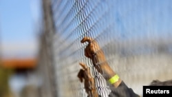 Saudijska vlada rekla je da ozbiljno shvaća optužbe, ali je oštro odbacila karakterizaciju UN-a da su ubistva bila sistematska ili velikih razmjera.(Foto: Migrant se drži za ogradu zgrade Nacionalnog instituta za migracije u Ciudad Juarezu, Meksiko, 6. januara 2023.)