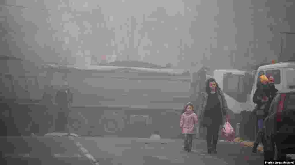 December 10-én az észak-koszovói szerbek barikádokat emeltek, amelyekkel megbénították a forgalmat két határátkelőnél. Ezzel egy volt rendőr letartóztatása ellen tiltakoznak &ndash; a férfit azzal gyanúsítják, hogy egy tüntetésen rátámadt a koszovói albán rendőrökre.&nbsp;Alig néhány órával a barikádok felállítása után a koszovói rendőrség közölte, hogy az egyik határhoz vezető úton rájuk lőttek