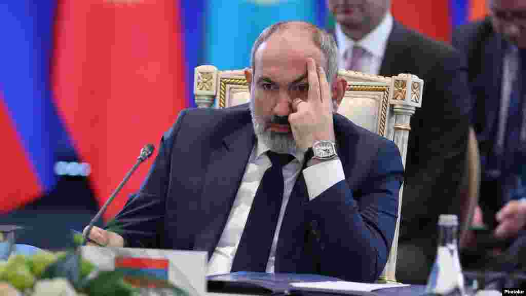 Jermenski premijer Nikol Pašinjan prisustvuje sastanku rukovodstva CEST-a u Jerevanu u novembru 2022. Krajem 2022., usred azerbejdžanskog granatiranja jermenskih gradova, Jermenija se pozvala na odredbe o kolektivnoj odbrani CSTO-a. Rukovodstvo Alijanse obećalo je da će poslati &quot;misiju za utvrđivanje činjenica&quot;. Neefikasan odgovor izazvao je bijes u Jermeniji i čini se da je označio početak kraja jermenskog učešća u Alijansi.