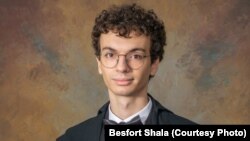 Besfort Shala në fotografinë e diplomimit në Universitetin e Oxfordit.