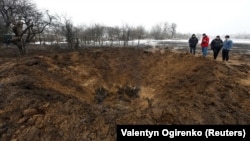 Ілюстраційне фото. Воронка від попереднього російського ракетного удару в селі Копилів на Київщині, 14 січня 2023 року