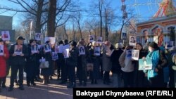 Кемпир-Абад иши боюнча камалгандардын жакындарынын нааразылык акциясы. 